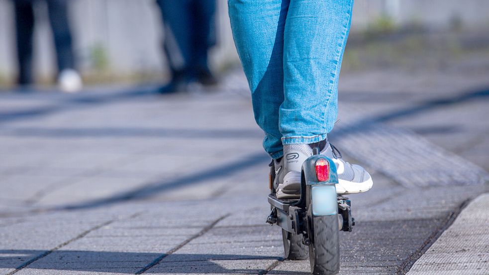 Der Unbekannte soll auf einem E-Scooter gefahren sein. Symbolfoto: Jens Büttner/dpa