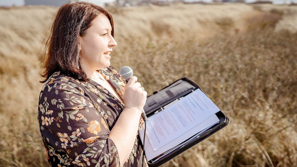 Marlena Schenk ist als freie Trauer- und Hochzeitsrednerin im gesamten Nordwesten unterwegs. Foto: Fräulein Foto/Marthe Lind