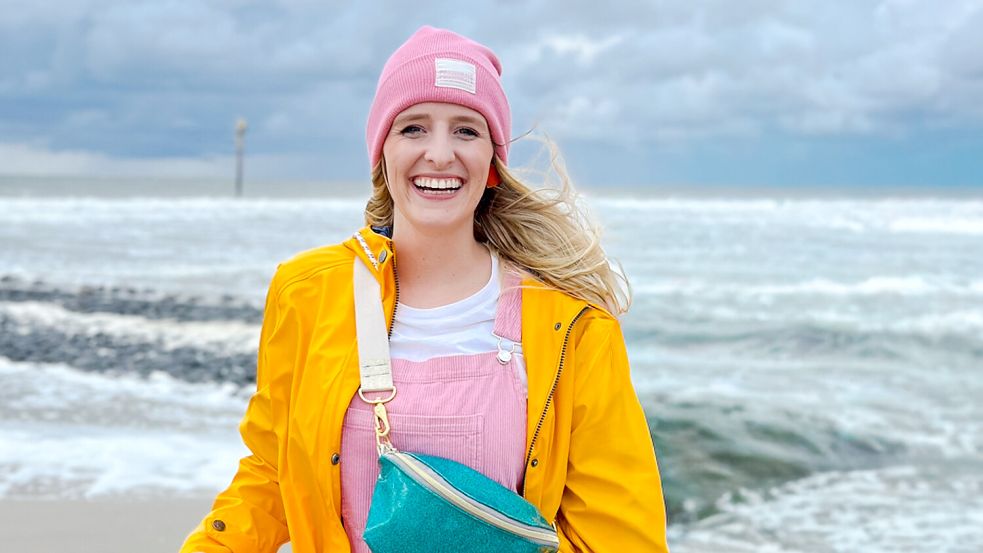 Nona Brodersen am Meer: Die Ostfriesin zeigt auf Social Media ihre Verbundenheit zu Norddeutschland. Foto: Nona Brodersen