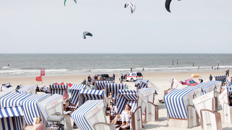 Endlich wieder durchatmen: In einem Strandkorb auf Norderney den Blick aufs Meer genießen und die ersten warmen Sonnenstrahlen des Jahres spüren. Foto: picture alliance/dpa | Janis Meyer