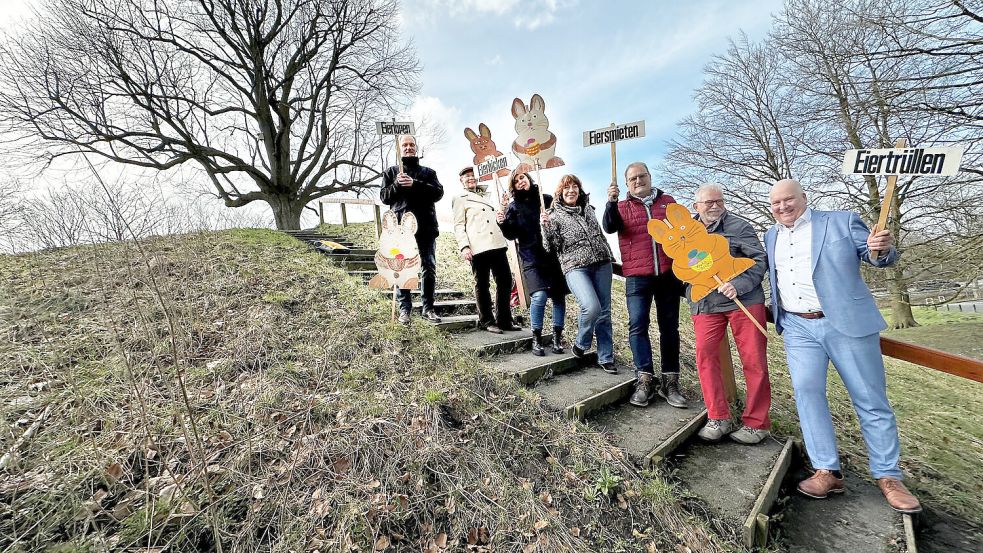 Oliver Freise (von links), Anke Schlingmann, Daniela Akkermann, Gunda Winterboer, Dr. Manfred Pühl, Günter Podlich, Dr. Manfred Pühl (alle Heimatmuseum und Heimatverein) sowie Bürgermeister Claus-Peter Horst machten am Plytenberg auf die Osterspiele aufmerksam. Foto: Stadt Leer