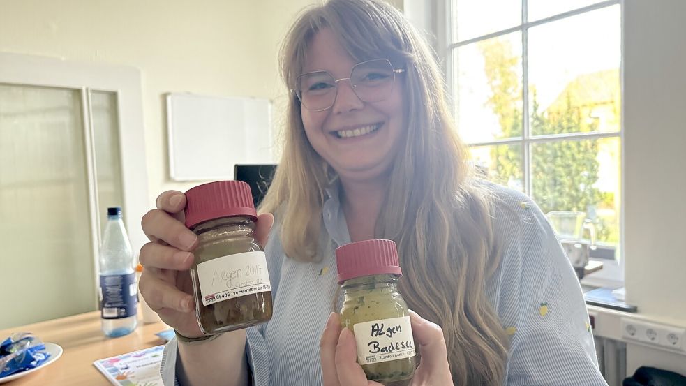 Das Gesundheitsamt schaut auch nach den Badeseen im Landkreis Leer. Hier sind Proben mit Algen aus dem Jahr 2017 zu sehen. Foto: Jasmin Oltmanns