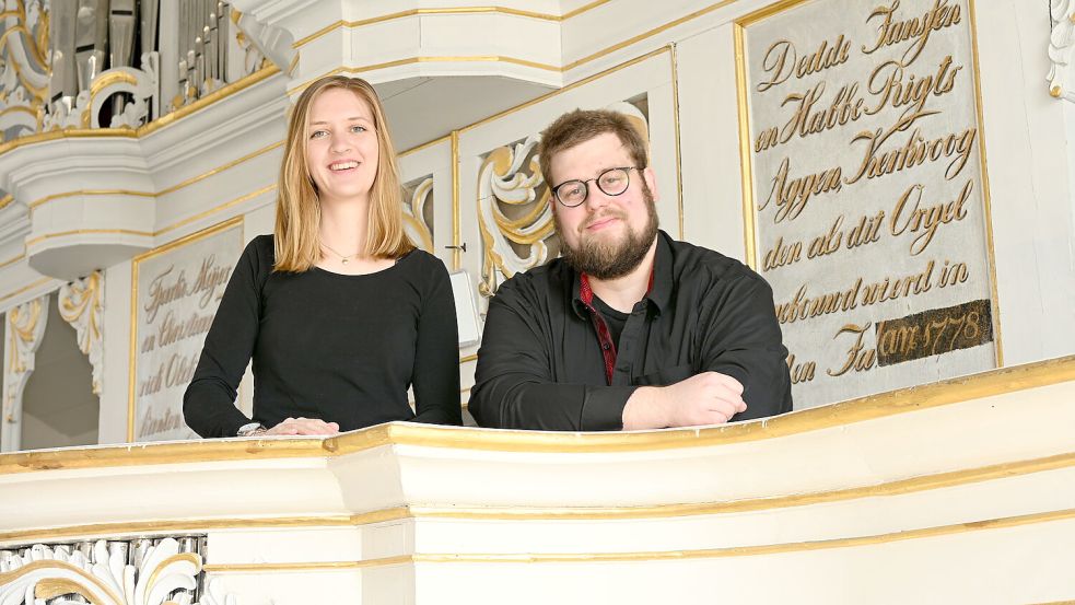 Thalea Kilo und Tobias Schlieker begleiten regelmäßig Gottesdienste auf den Orgeln der Krummhörn und Hinte. Fotos: Heinz Wagenaar