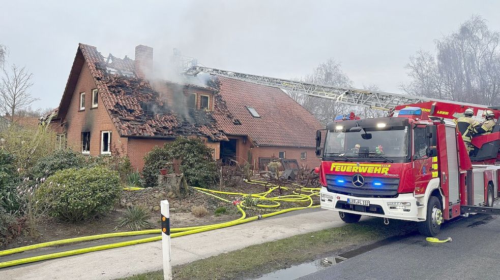 Das Haus brannte bei dem Feuer vollständig aus. Foto: Feuerwehr Uplengen