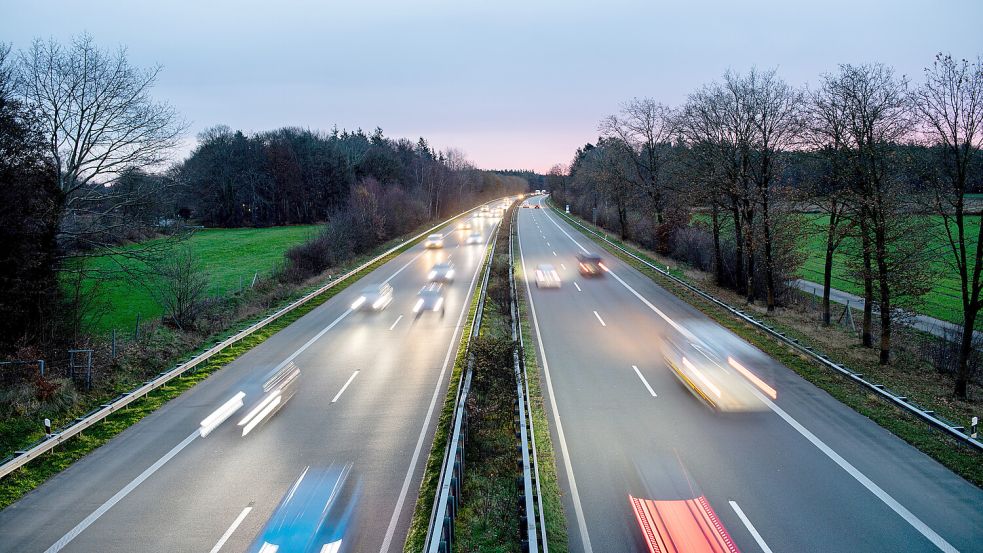 Der Verkehr fließt auf der A 28, die Daten sollen ebenfalls strömen. Symbolfoto: Hauke-Christian Dittrich/dpa