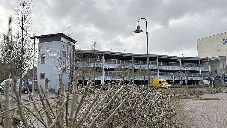 Der düstere Anblick soll bald beendet sein: Auch mit neuer Beleuchtung will die neue Eigentümerin für mehr Sicherheit im Parkhaus sorgen.
