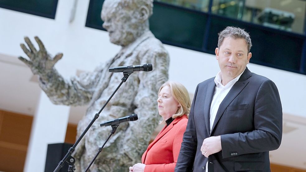 Was Willy Brandt wohl dazu gesagt hätte: Die beiden SPD-Parteichefs Bärbel Bas und Lars Klingbeil stellen sich am Montag in der Berliner Parteizentrale der Presse. Foto: Kai Nietfeld/dpa