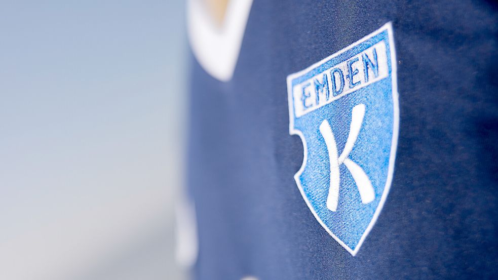 Kickers Emden hat für die Jubiläumszeit ein Retro-Logo herausgebracht. Die Fans dürfen sich auch auf ein Sondertrikot freuen. Foto: Kickers Emden