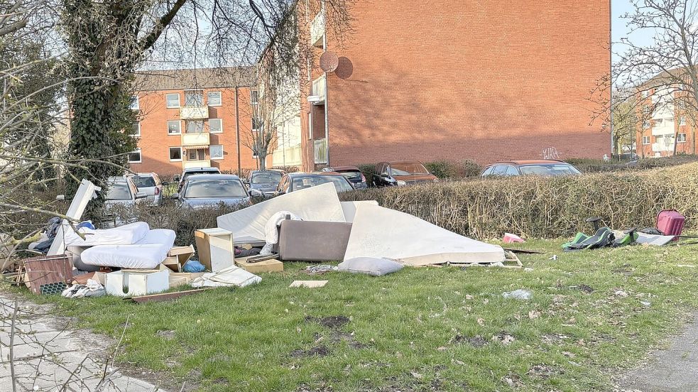 Neben Möbelteilen liegen benutzte Bettlaken. Gestört hat das lange Zeit niemanden. Fotos: Stephanie Schuurman