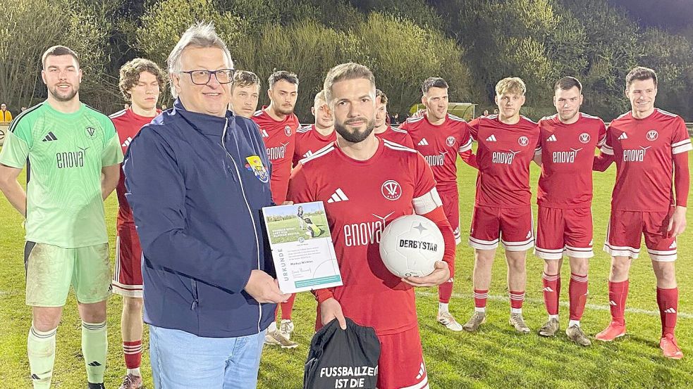Der Fußball-Kreisvorsitzende Winfried Neumann (vorne links) ehrte Markus Winkler (daneben) nun offiziell für seine vorbildliche Aktion. Foto: NFV Ostfriesland