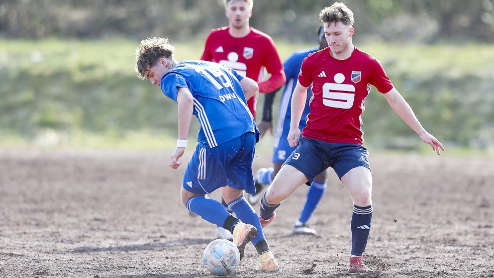 TuRa Marienhafe (rote Trikots) gewann das Abstiegskampf-Duell auf dem heimischen Ascheplatz am 15. März 2026 mit 2:0 gegen die SG Egels-Popens. Mittlerweile wurde die Partie in ein 0:5 umgewertet. Ob es so bleibt, entscheidet das Sportgericht. Foto: Jens Doden, Emden