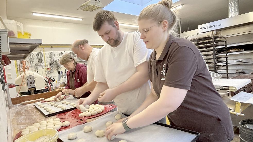 Viele Hände, schnelles Ende: Wo notwendig, packen Jessika de Beer (von rechts), Pascal Schoon, Gerold und Ursula de Beer gemeinsam an. Hier entstehen Hamburgerbrötchen. Foto: Susanne Ullrich