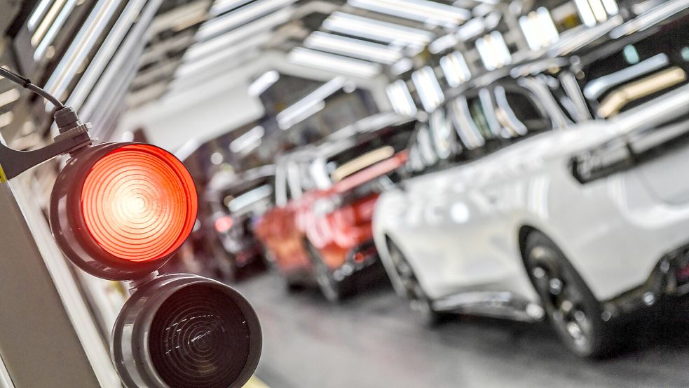 Die Ampel steht auf Rot – wenn auch nur für wenige Tage: VW Emden muss sich über Ostern in der Produktion auf zwei zusätzliche Schließtage einstellen. Foto: Klaus Ortgies/Archiv