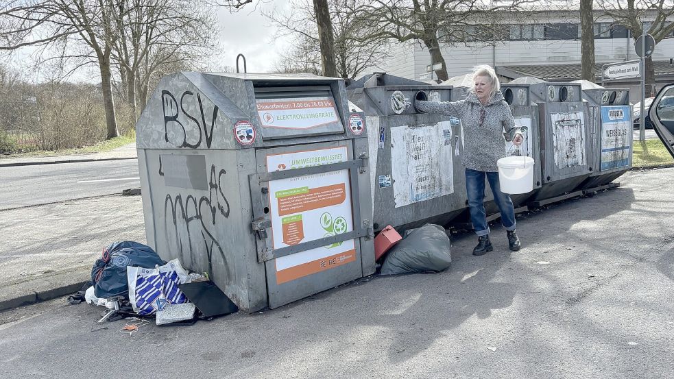 Deutlich weniger Müll am Sammelplatz Früchteburg, aber auch über diesen ärgert sich Ruth Besseler, die ihr Altglas ordnungsgemäß entsorgt. Foto: Stephanie Schuurman