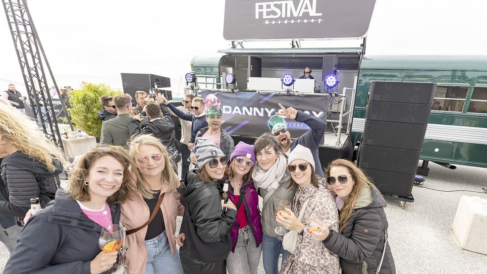 Pfingsten am Strand: So feiern die Besucherinnen und Besucher beim White Sands Festival auf Norderney. Fotos: König Event