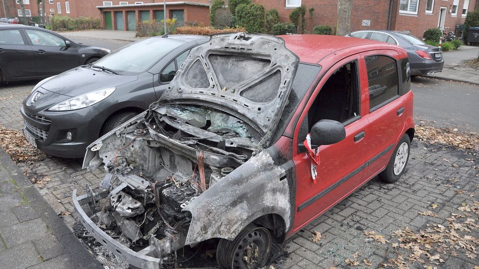 Autos brannten unter anderem an der Straße „Unter den Eichen“ in Leer. Foto: Bodo Wolters/Archiv