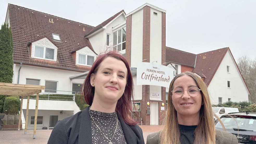 Hoteldirektorin Anna Kuropatwa (links) und Controllerin Diana Reinke vor dem „Ferien Hotel Ostfriesland“ am Wiesmoorer Ottermeer. Die Travdo-Gruppe ist mit dem Neubeginn in ihrem einzigen Haus an der Nordsee zufrieden. Foto: Susanne Ullrich