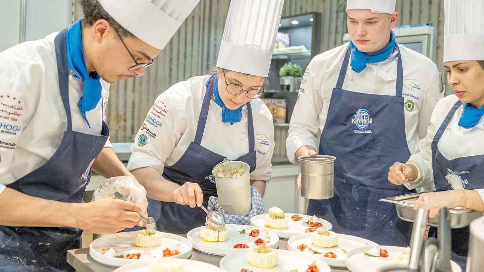 Mit vollem Einsatz bei der Sache: Justin Rehe (von links), Jemima Müldür, Vincent Hentschel und Imame Bel Ammari. Foto: © Chefs Culinar