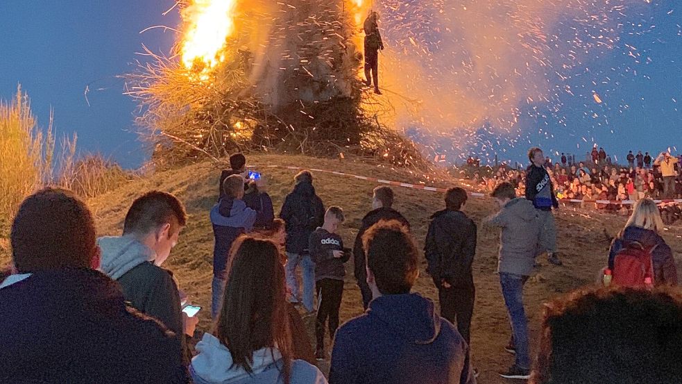 Der hängende Tom Dooley muss traditionell im Borkumer Osterfeuer dran glauben. Foto: Wolf E. Schneider