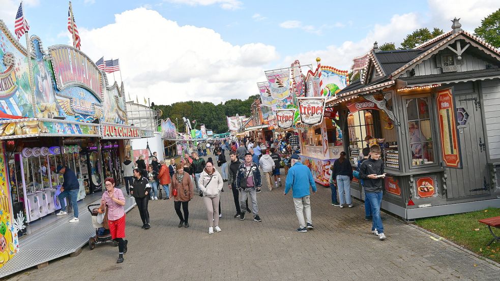 Das Schützenfest lockte 2025 noch einige Besucher auf den Schützenplatz in Emden. Ob es in diesem Jahr ein Fest geben wird, ist unklar. Foto: Heinz Wagenaar/Archiv
