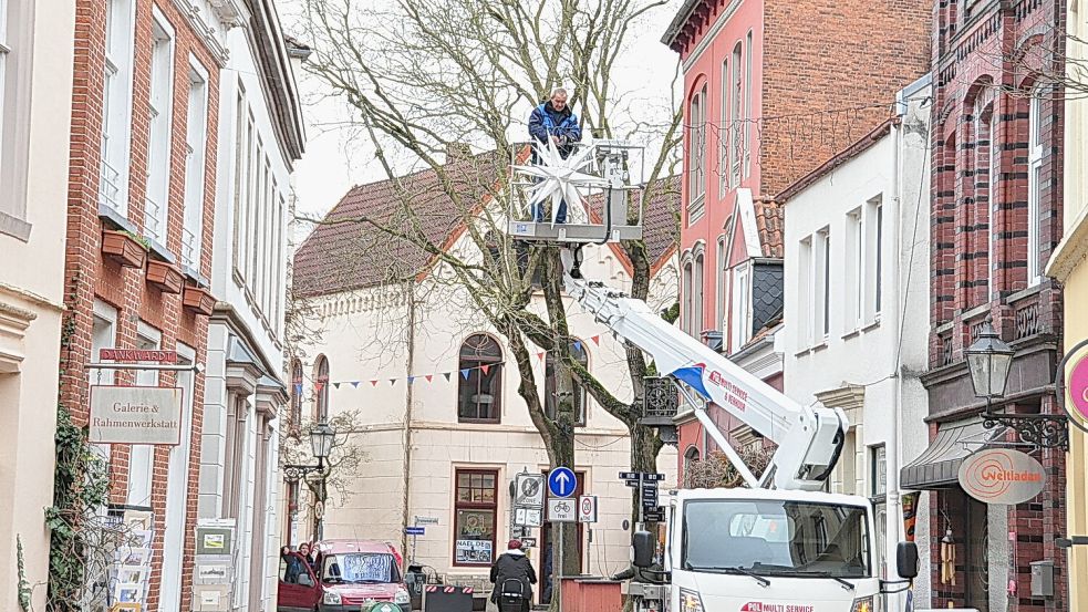 Einige Herrnhuter Sterne wurden gerade in Leer wieder aufgehängt. Foto: Bodo Wolters