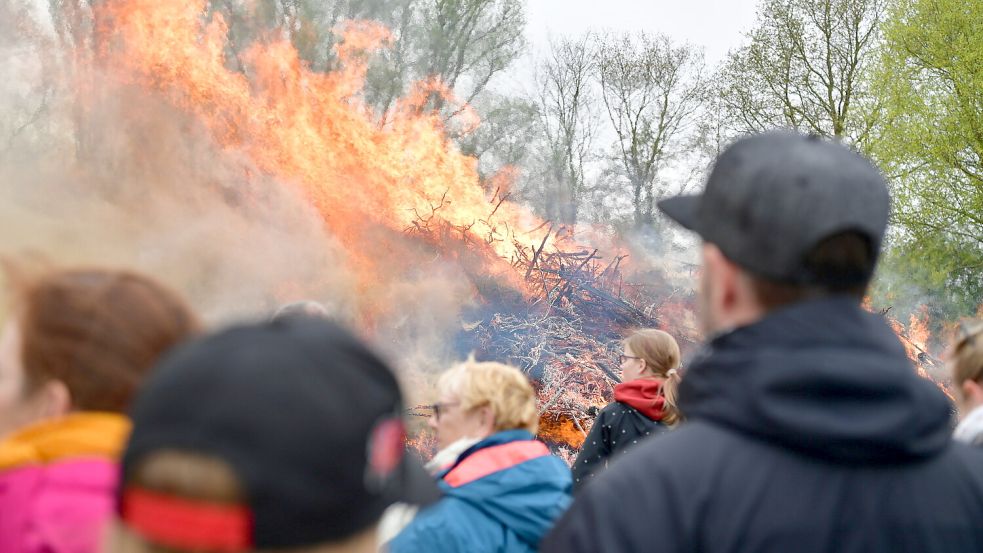 Osterfeuer sind in Ostfriesland Tradition. Am Samstag, 4. April 2026, brennen sie wieder vielerorts. Foto: Heinz Wagenaar/Archiv