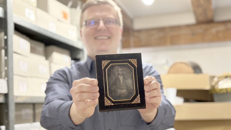 Museumsleiter Dr. Christopher Galler präsentiert ein Porträt von Christoph August Gossel aus Aurich, das um 1850 entstanden ist. Foto: Eva van Loh