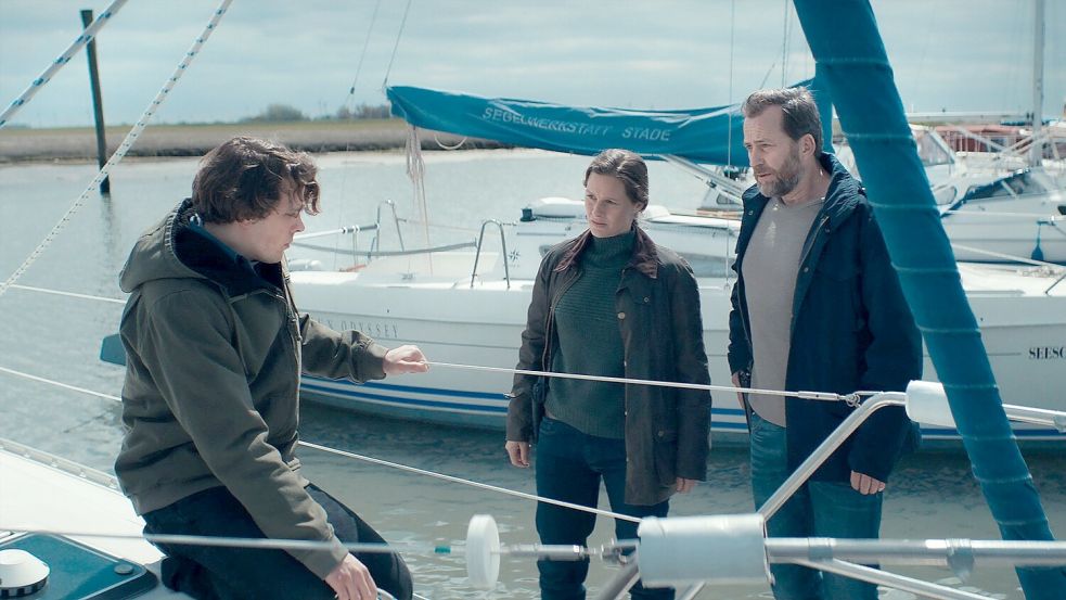 Szene aus „Ostfriesentotenstille“: Kommissarin Ann Kathrin Klaasen (Picco von Groote) und ihr Kollege und Ehemann Frank Weller (Tom Radisch, rechts) haben in Dr. Bernhardt Sommerfeldt (Sven Schelker) einen harten Widersacher. Foto: DPA/ZDF/Ihle