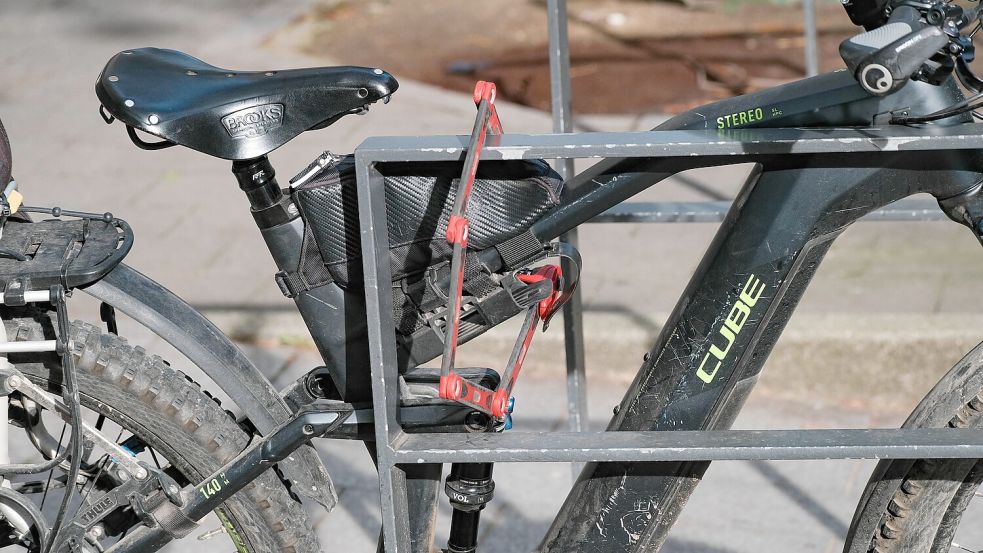 Die Polizei Bremen empfiehlt, Fahrräder stets an festen Gegenständen anzuschließen, um Diebstähle zu verhindern. Foto: IMAGO/Michael Gstettenbauer