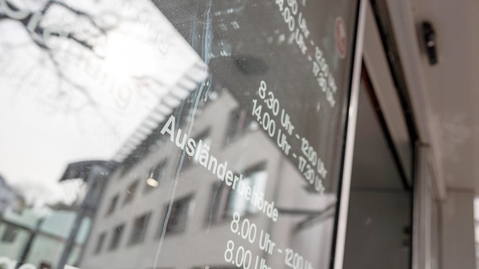 Die Ausländerbehörde ist in Osnabrück im Stadthaus 2 ansässig. Integrationslotse Michael Janning begleitet seine Klienten ehrenamtlich beim Behördengang. Foto: Sebastian Dannenberg