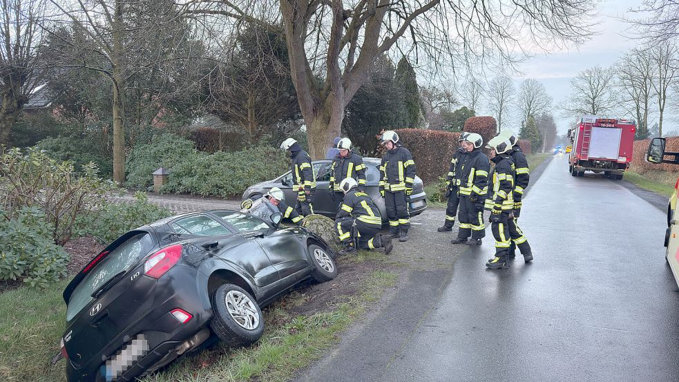 Mehrere Feuerwehren rückten zur Unfallstelle aus. Foto: Sönke Geiken/Feuerwehr