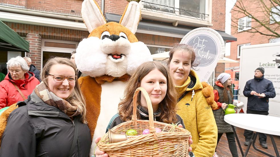 Der Osterhase hatte gemeinsam mit seiner Assistentin wieder viel zu tun in der Emder Brückstraße beim Ostermarkt. Foto: Heinz Wagenaar