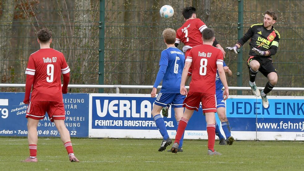 Das Spiel in Westrhauderfehn war von vielen Zweikämpfen geprägt. Foto: Damm