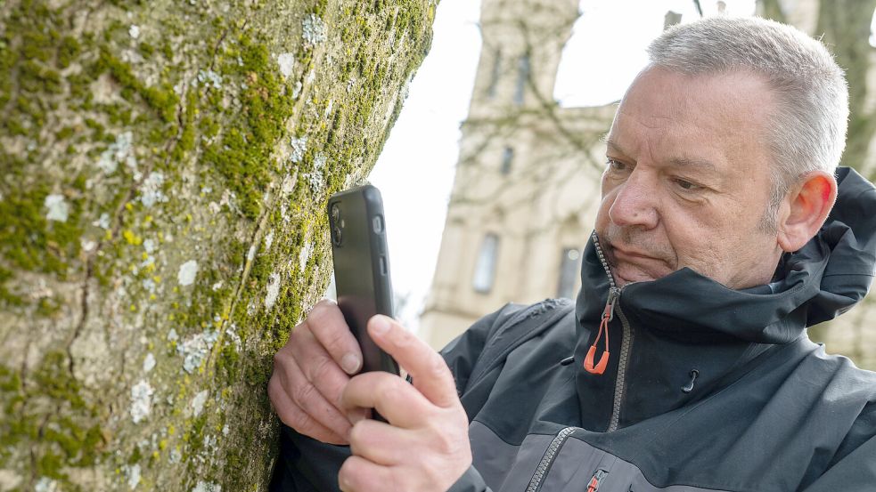 Dr. Jens-Hermann Stuke ruft dazu auf Pflanzen und Tiere im Evenburg-Park digital zu erfassen. Foto: Klaus Ortgies