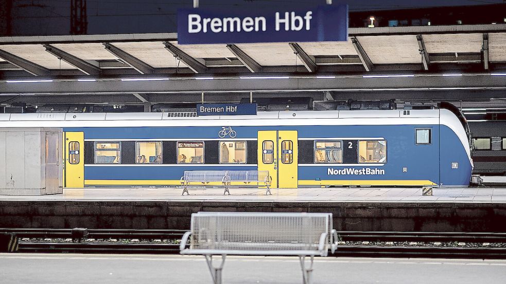 Zwei bislang unbekannte Frauen haben am Sonntag verhindert, dass eine 24-Jährige am Bremer Hauptbahnhof in das Gleisbett springt. Die Bundespolizei sucht nach ihnen. Foto: Hauke-Christian Dittrich / dpa
