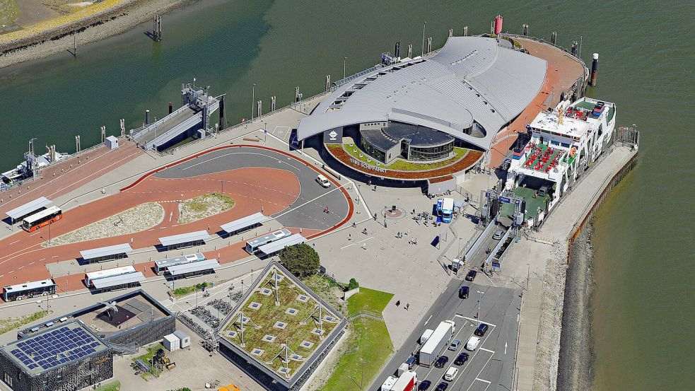 Die rund 10 Millionen Euro teure Sanierung des Fähranlegers auf der Nordseite des Hafens Norderney soll 2029 beginnen. Dieses Projekt wird durch das Sondervermögen finanziert. Die Südseite (rechts) wurde 2022 bis 2024 erneuert. Foto: NPorts