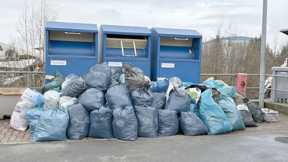 Da hat aber mal jemand richtig aussortiert: Der Altkleiderberg an einem Samstag am Entsorgungszentrum in der Eichstraße. Fotos: Stephanie Schuurman
