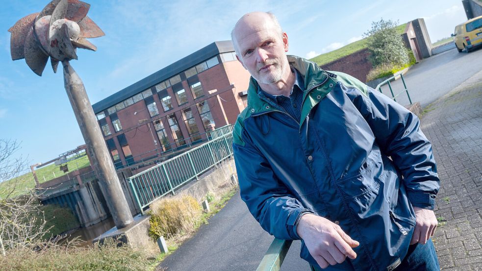 Heinrich van Lessen „bewegt das Wasser“ nun auch amtlich. Als Obersielrichter soll er dafür sorgen, dass die Rheiderländer keine nassen Füße bekommen. Foto: Klaus Ortgies