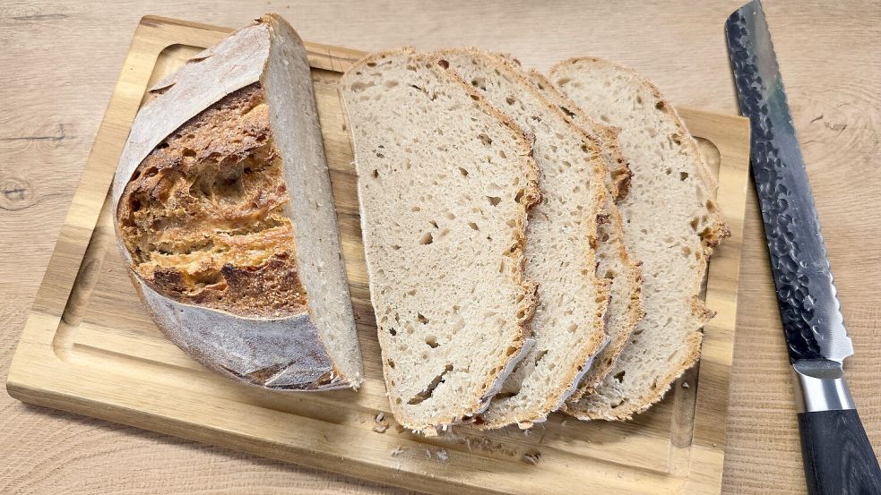 Eines der ersten Sauerteig-Brote von unserer stolzen Kolumnistin, ein Weizen-Mischbrot. Foto: Denise Cordes