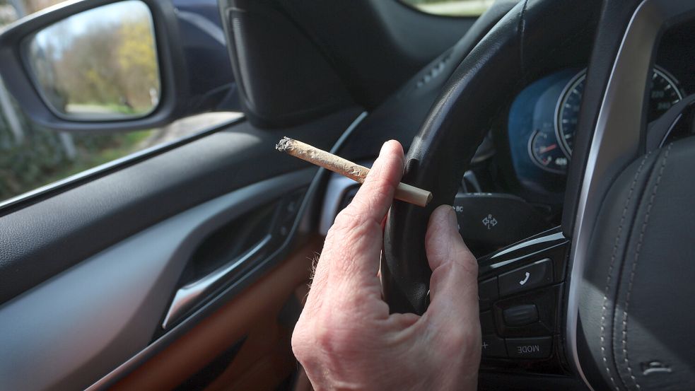 Die Polizei hat in Bremen einen am Steuer kiffenden Autofahrer gestoppt. Foto: Karl-Josef Hildenbrand / dpa