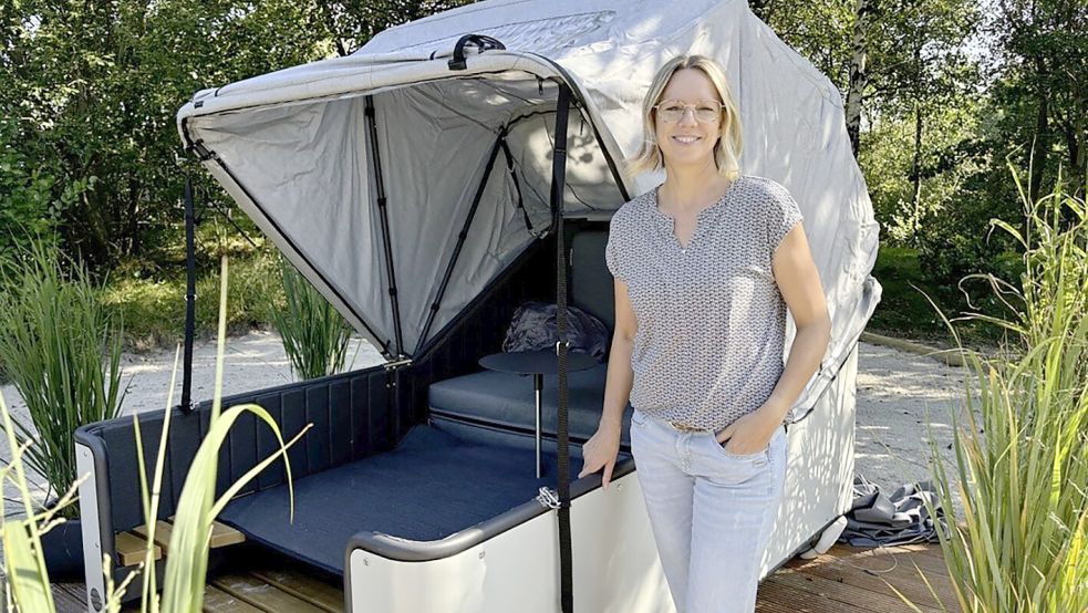 Anita Blöchl leitet den Camping- und Bungalowpark in Wiesmoor direkt am Ottermeer. Seit 2024 können Gäste im Schlafstrandkorb übernachten. Foto: Rilana Kubassa/Archiv