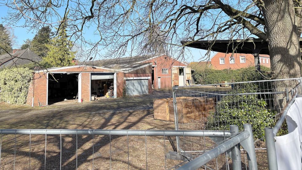 Die alte Straßenbaufirma Niemann steht an der Friedhofstraße in Detern. Foto: Lars Löschen