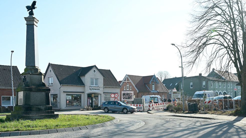 Die Fahrbahnsanierung des Kreisverkehrs vor dem Edeka-Markt ist der letzte Bauabschnitt der Ortsdurchfahrt Pewsum. Foto: Heinz Wagenaar/Archiv