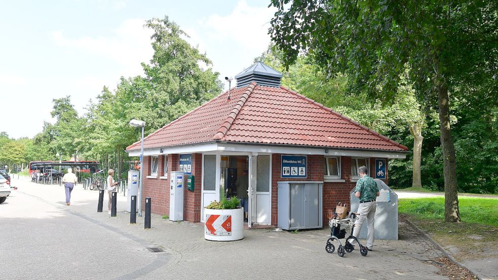 Die öffentliche Toilette an der Mühlenstraße in Greetsiel. Foto: Heinz Wagenaar/Archiv