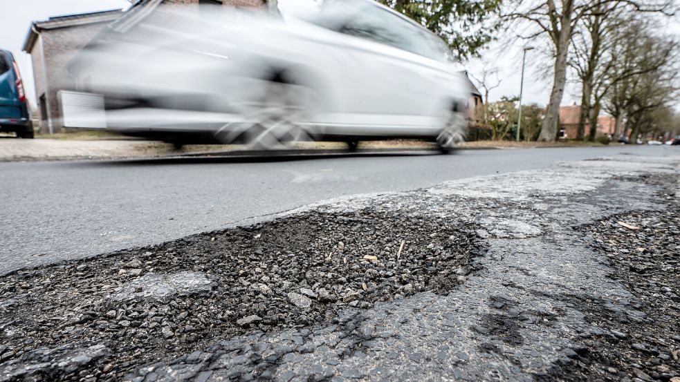 Mancherorts bröckelt der Asphalt im Stadtgebiet von Leer. 2026 sind einige Maßnahmen geplant. Foto: Klaus Ortgies