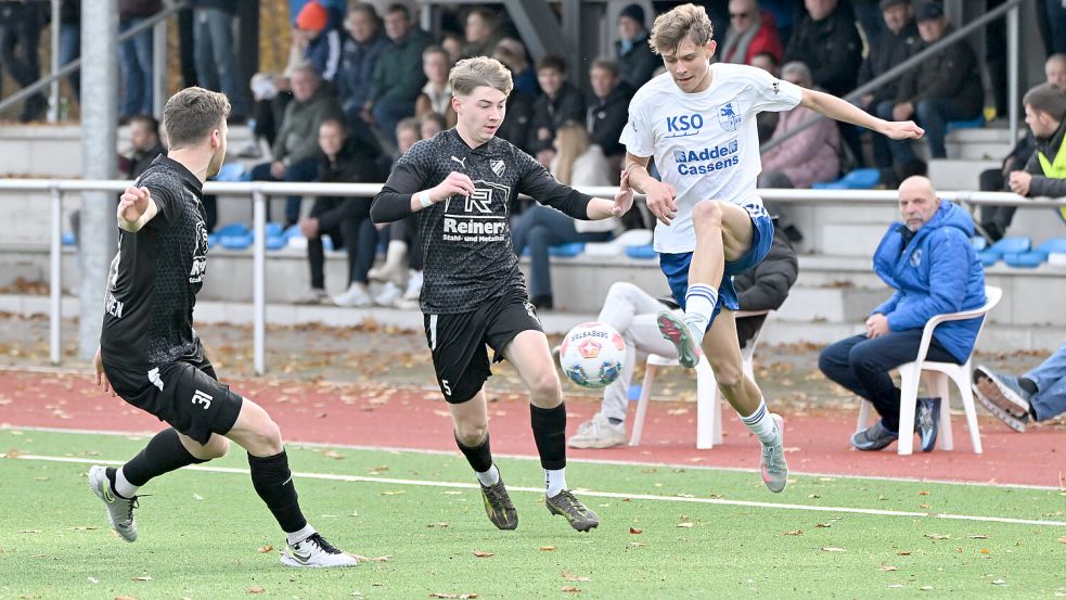 Grün-Weiß Firrel (Mitte Fynn Dierks) und der TuS Esens (am Ball Sönke Kroon) stecken im Abstiegskampf der Fußball-Landesliga. Foto: Jens Doden/ Blomberg