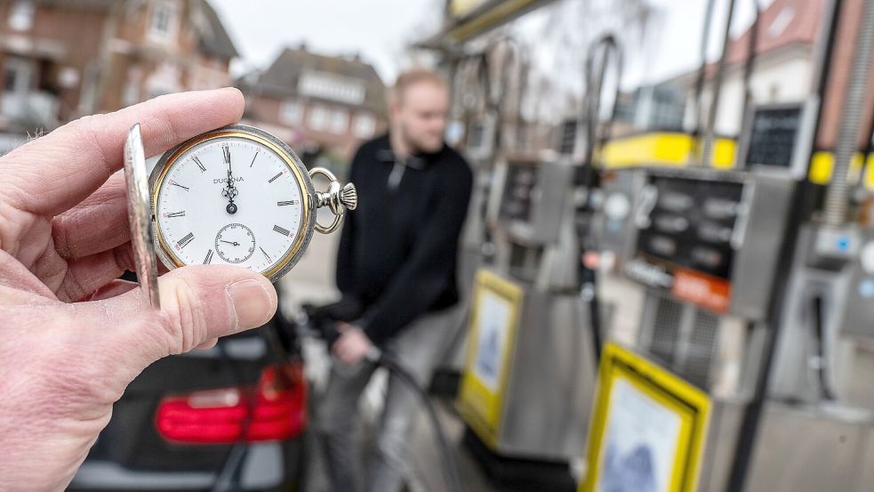 Nur noch um 12 Uhr mittags dürfen Tankstellen ihre Spritpreise erhöhen. Foto: Klaus Ortgies