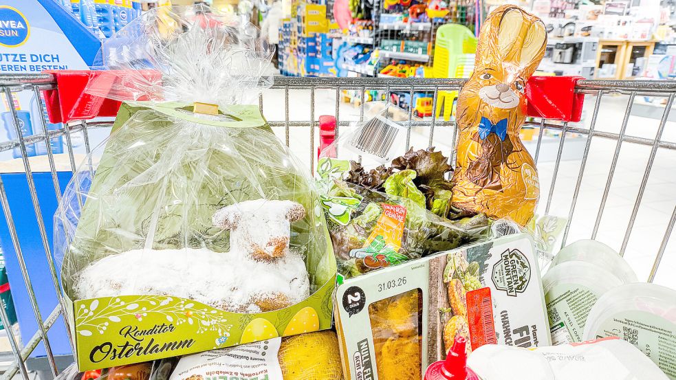 Jetzt darf wieder genascht werden: ein Einkaufswagen mit bunten Oster-Überraschungen. Foto: Bihlmayerfotografie/Imago