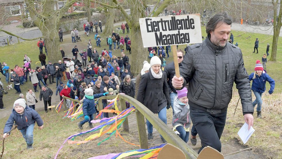 Das Eiertrüllen auf dem Plytenberg in Leer lockt immer viele Besucher. Foto: Klaus Ortgies/Archiv