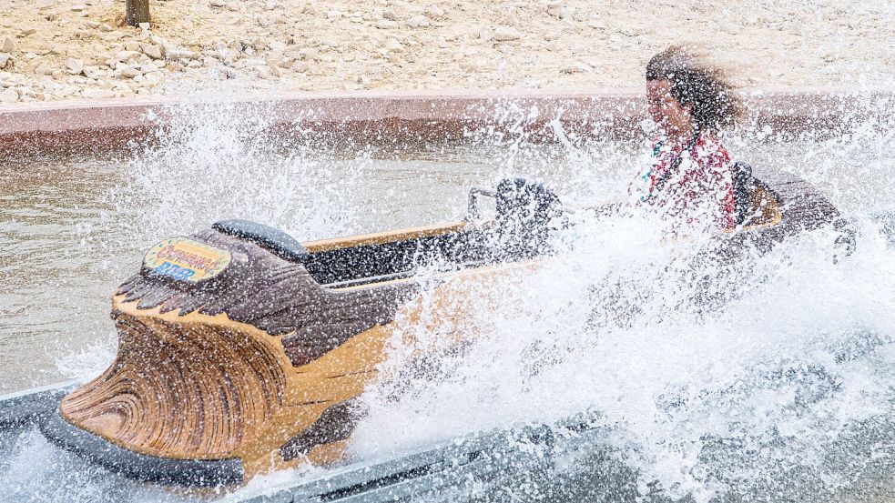 Der Jaderpark hat auch Ostern geöffnet. Auf dem Foto: die Wildwasserbahn „Okavango River“. Foto: Sina Schuldt/DPA